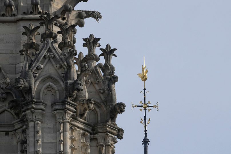 El simbólico gallo superviviente del incendio, en su puesto de la catedral