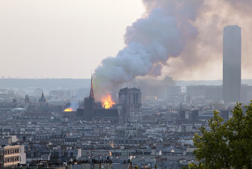 La cubierta de Notre-Dame arde el 15 de abril de 2019