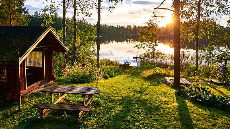 Un invitante tavolo da picnic in Finlandia per una tranquilla vacanza estiva