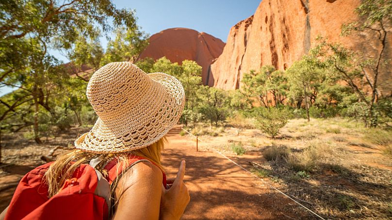 Una donna cammina attraverso la vasta natura selvaggia australiana