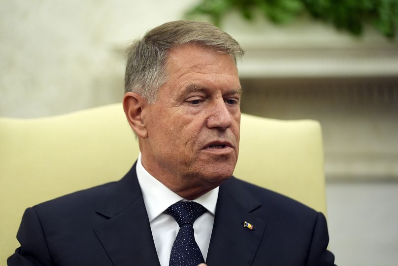 الرئيس الروماني كلاوس يوهانيس يتحدث أثناء اجتماعه مع الرئيس جو بايدن في المكتب البيضاوي في البيت الأبيض، الثلاثاء 7 مايو/أيار 2024 في واشنطن