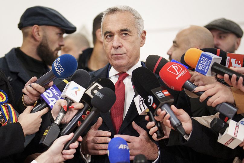 كالين جورجيسكو، المرشح المستقل لمنصب الرئيس الذي جاء في المركز الأول بعد الجولة الأولى من الانتخابات الرئاسية في موغوسويا، رومانيا، الأحد، 1 ديسمبر/كانون الأول 2024