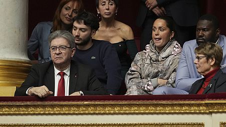 Jean-Luc Melenchon, a sinistra, ascolta i discorsi delle tribune all'Assemblea Nazionale prima del voto di sfiducia