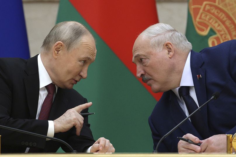 O Presidente russo Vladimir Putin e o Presidente bielorrusso Alexander Lukashenko conversam em Minsk, 6 de dezembro de 2024