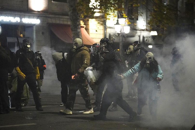 Demonstranten protestieren gegen die Entscheidung der Regierung, die Verhandlungen über den Beitritt zur Europäischen Union auszusetzen, in Tiflis, 7. Dezember 2024