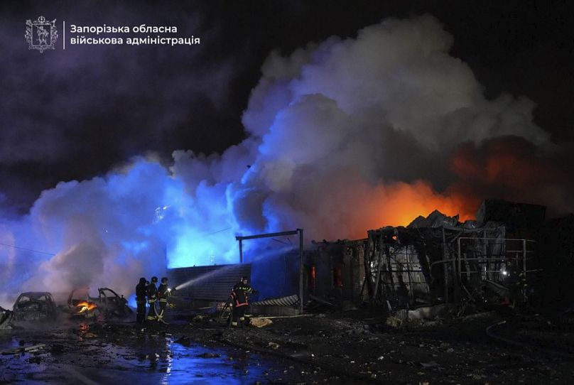 Nesta fotografia fornecida pela Administração Militar de Zaporizhzhia, os bombeiros apagam um incêndio na sequência de um ataque russo em Zaporizhzhia, na Ucrânia