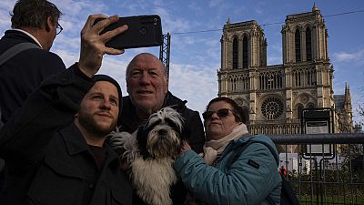 Fußgänger fotografieren die Kathedrale Notre Dame in Paris, Freitag, 6. Dezember 2024. Fußgänger fotografieren die Kathedrale Notre Dame in Paris, Freitag, 6. Dezember 2024.