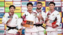 Alcuni degli atleti premiati nella prima giornata del Grand Slam di judo di Tokyo