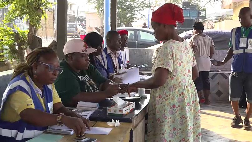 الناخبون في غانا يدلون بأصواتهم في انتخابات مصيرية