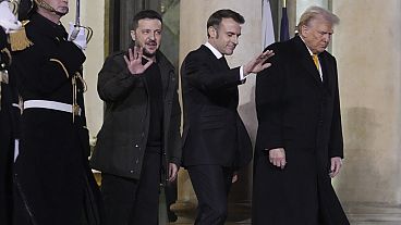 الرئيس الفرنسي إيمانويل ماكرون (في الوسط)، والرئيس المنتخب دونالد ترامب (على اليمين)، ورئيس أوكرانيا فولوديمير زيلينسكي يغادرون بعد اجتماعهم في قصر الإليزيه.