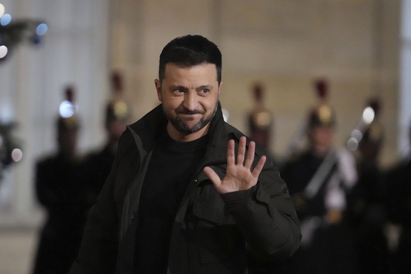 O Presidente da Ucrânia, Volodymyr Zelenskyy, acena à chegada ao Palácio do Eliseu,