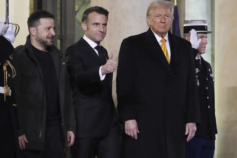 O Presidente francês Emmanuel Macron, ao centro, o Presidente eleito Donald Trump, à direita, e o Presidente da Ucrânia, Volodymyr Zelenskyy, posam após a sua reunião no Palác