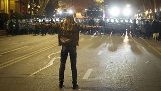 La polizia blocca una strada durante una protesta contro la decisione del governo di sospendere i negoziati per l'adesione all'UE, a Tbilisi, 7 dicembre 2024.