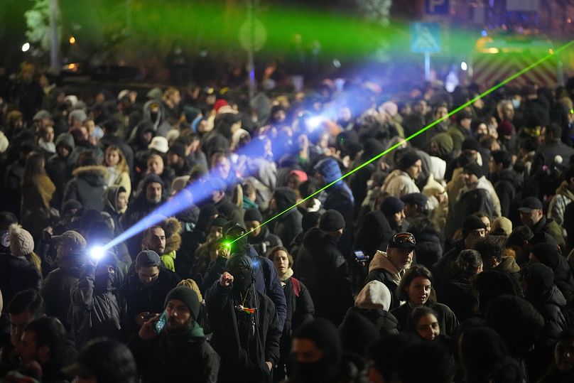 Manifestantes lanzan rayos láser durante una concentración para protestar contra la decisión del Gobierno de suspender las negociaciones con la UE en Tiflis, 7 de diciembre de