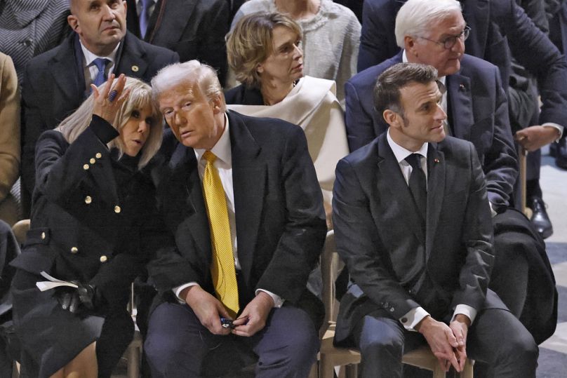 Il presidente francese Emmanuel Macron, a destra, la moglie Brigitte Macron e il presidente eletto degli Stati Uniti Donald Trump alla cerimonia di riapertura di Notre Dame