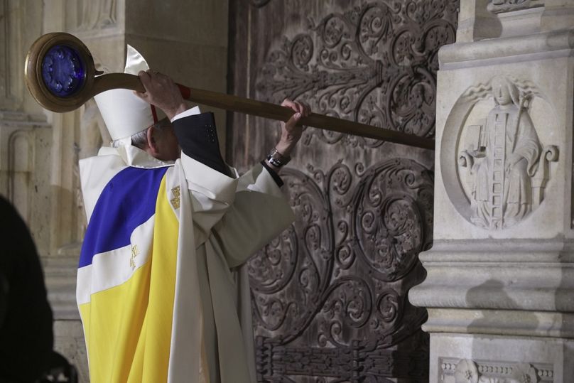 L'arcivescovo di Parigi Laurent Ulrich bussa alle porte dell'iconica cattedrale francese di Notre Dame 