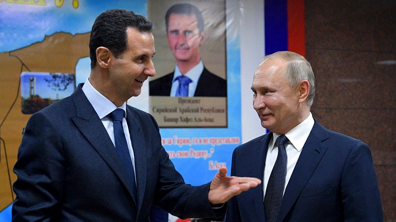 ARCHIVO - El presidente sirio Al Assad, izquierda, gesticula mientras habla con el presidente ruso Vladimir Putin durante su reunión en Damasco, Siria, 7 de enero de 2020.