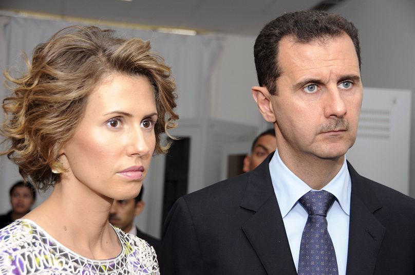 ARCHIVO - En esta foto de archivo del 13 de julio de 2010, el presidente sirio Bashar al Assad, a la izquierda, y su esposa Asma al Assad, escuchan explicaciones mientras visi