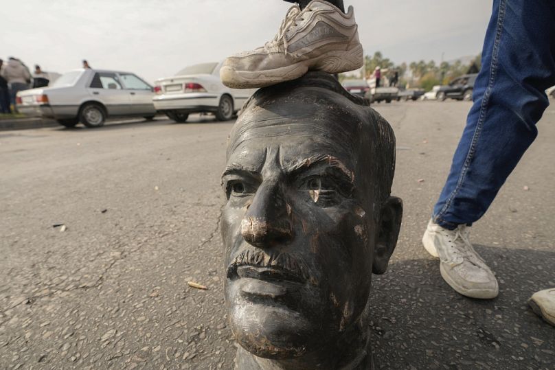 La testa della statua distrutta di Hafez al-Assad, padre di Bashar