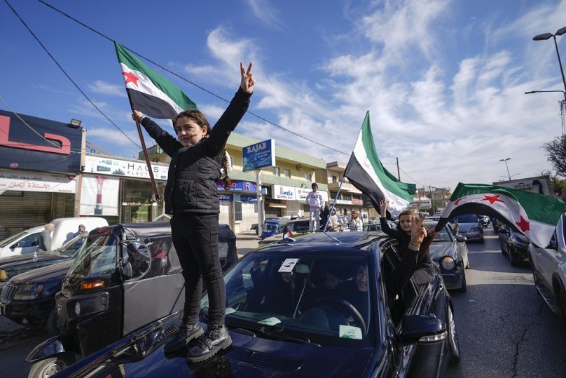 Des Syriens célèbrent la chute de Bachar al-Assad dans la ville de Bar Elias, au Liban, près de la frontière avec la Syrie, le 8 décembre 2024.