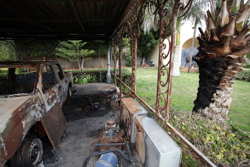 Az amerikai konzulátuson kiégett autók maradványai 2013 februárjában