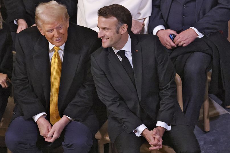O Presidente eleito dos EUA, Donald Trump, conversa com o Presidente francês, Emmanuel Macron, na Catedral de Notre Dame