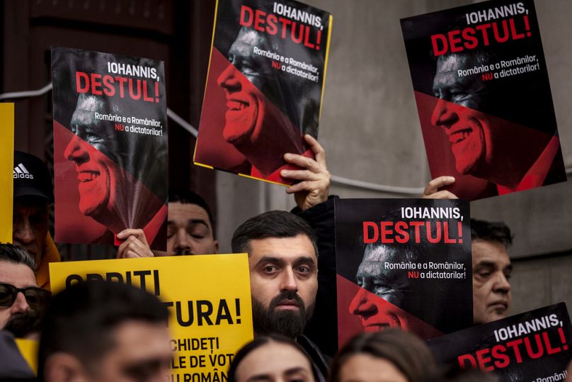«Γιοχάνις Αρκετά - Η Ρουμανία ανήκει στους Ρουμάνους και όχι στους δικτάτορες» έγραφαν τα πανό των συγκεντρωμένων