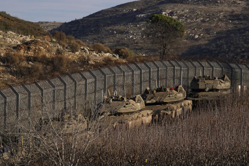 Des véhicules blindés israéliens stationnent le long de la ligne Alpha qui sépare le plateau du Golan annexé par Israël de la Syrie, le 8 décembre 2024.
