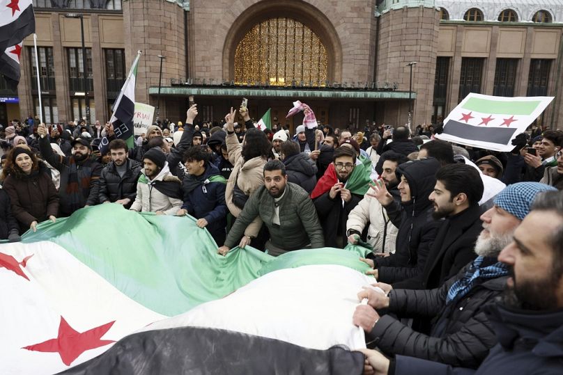 أفراد الجالية السورية في فنلندا يلوحون بالعلم السوري ويحتفلون في هلسنكي بفنلندا 8 كانون الأول ديسمبر 2024