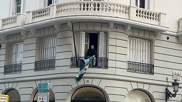 Sirios en Madrid izan la bandera rebelde en la Embajada. Sirios en Madrid izan la bandera rebelde en la Embajada.