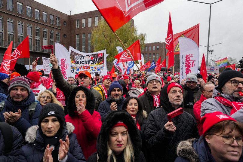 Uno sciopero del sindacato IG Metall, davanti alla sede della Volkswagen, Wolfsburg, Germania, 9 dicembre 2024