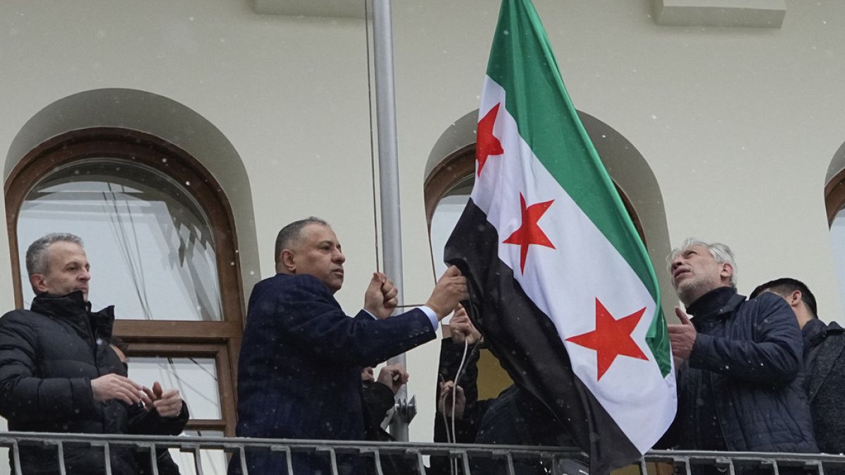 يوم بعد سقوط الأسد: رفع علم الجمهورية السورية الأولى "علم المعارضة" على مبنى السفارة في موسكو