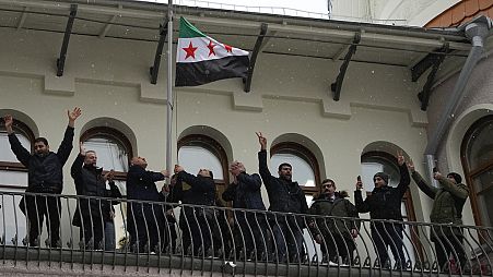 Флаг повстанцев поднимается над посольством Сирии в Москве