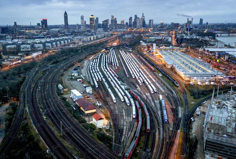 Des trains sont garés à l'extérieur de la gare centrale de Francfort, en Allemagne.