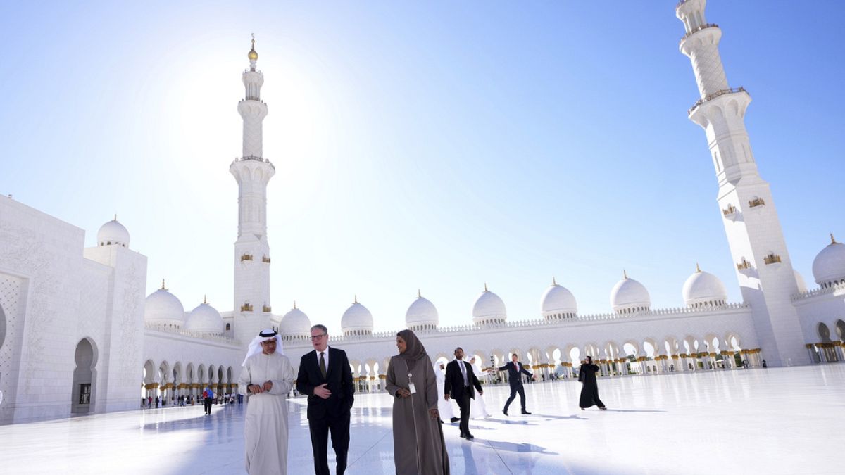 رئيس الوزراء البريطاني في رحاب جامع الشيخ زايد الكبير في أبوظبي