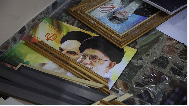 قاب‌های شکسته از رهبران انقلاب اسلامی ایران در سفارت این کشور در سوریه پس از ورود مخالفان اسد به شهر دمشق