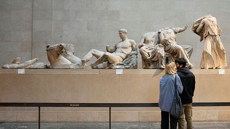 Los visitantes observan esculturas que forman parte de los mármoles del Partenón en el Museo Británico de Londres, 2023 (archivo)