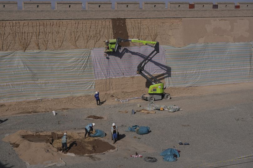عمال يقومون بترميم جدران في أحد النقاط الاستراتيجية لسور الصين العظيم على طول "طريق الحرير" القديم شمال غرب الصين 28 تشرين الأول أكتوبر 2024