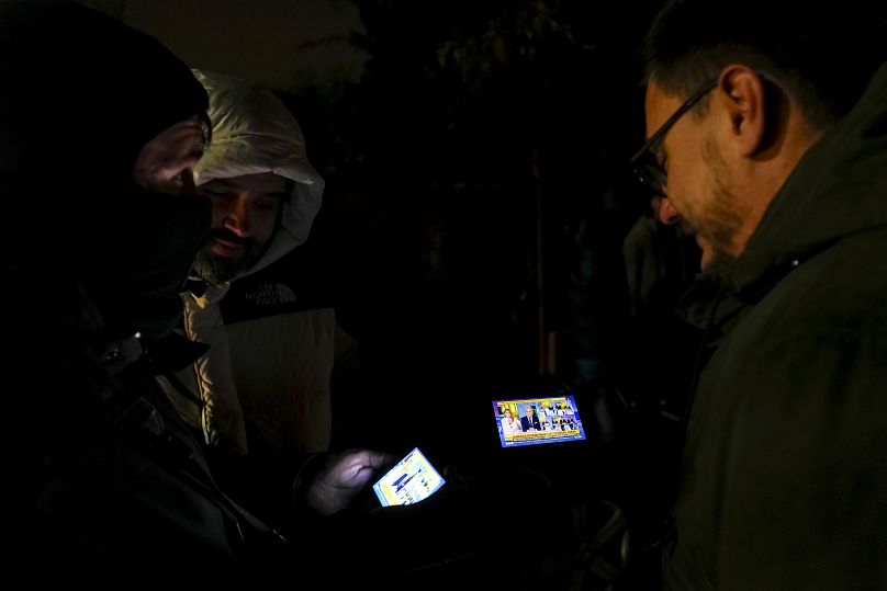 Újságírók figyelik az élő nyilatkozatokat az alkotmánybíróság döntése után