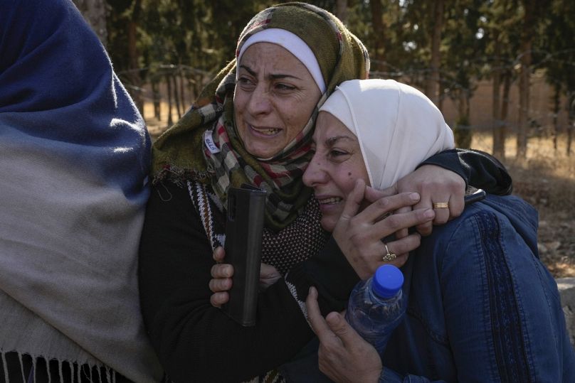 البكاء فرحًا لتحرير المساجين وعودتهم إلى ذوويهم