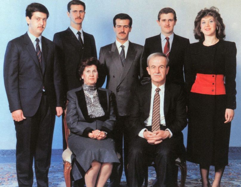 Az el-Aszad család 1992-ben, ül Háfez, mögötte a legalacsonyabb Bászel, a legmagasabb pedig Bassár