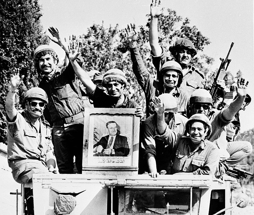 Háfez el-Aszad fotója integető izraeli katonák kezében, 1982 júniusában