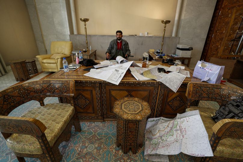 من داخل القصر الرئاسي السوري بعد أن دخله الثوار وأثاروا فيه الشغب