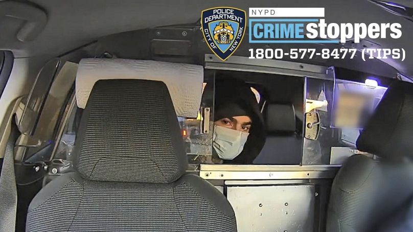 Photo non datée publiée par la police de New York montre le suspect dans le meurtre du PDG de UnitedHealthcare, Brian Thompson, le 4 décembre 2024, dans un taxi. 