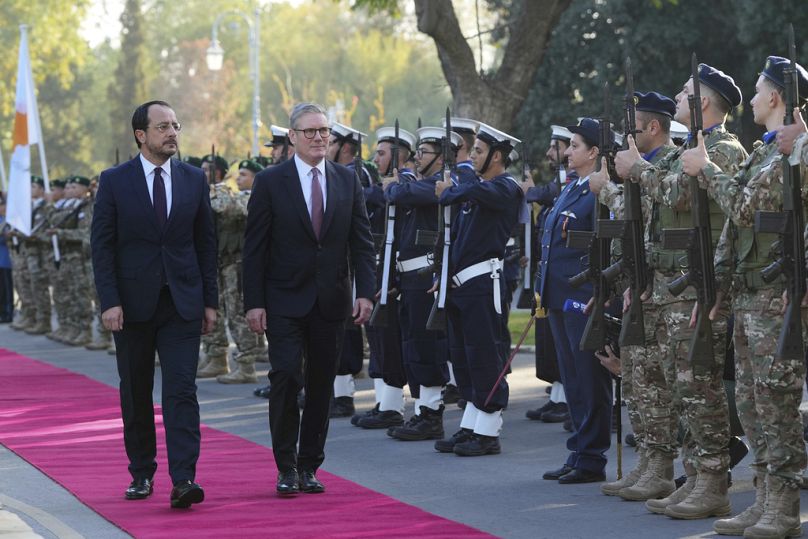 Επίσημη υποδοχή στον βρετανό πρωθυπουργό από τον Πρόεδρο της Κύπρου