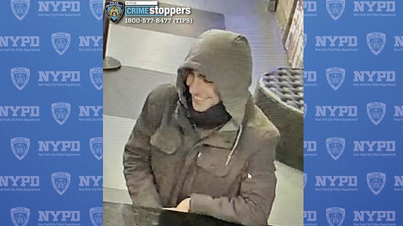 Image fournie par la police de New York montre le suspect Luigi Mangione à l'extérieur d'un hôtel de Manhattan, le 4 décembre 2024.