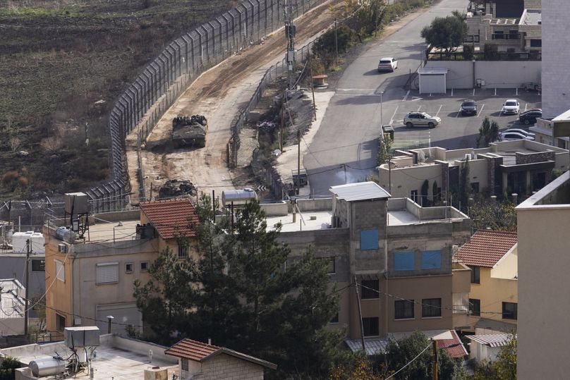 Un char de l'armée israélienne manœuvre près de la ligne Alpha qui sépare le plateau du Golan annexé par Israël de la Syrie, dans la ville de Majdal Shams, le 9 décembre 2024.