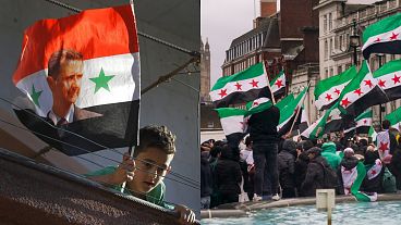 Un niño sirio sostiene una bandera del Estado en su balcón en Damasco, 13 de agosto de 2018 / Concentración en Trafalgar Square, Londres, 8 de diciembre de 2024.
