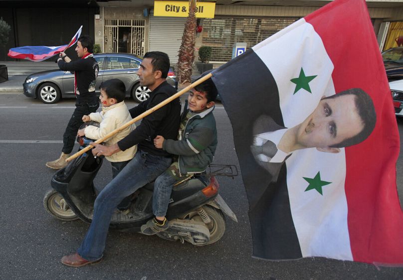 Un manifestant pro-régime syrien devant l'ambassade de Russie, à Beyrouth, au Liban, le dimanche 5 février 2012.