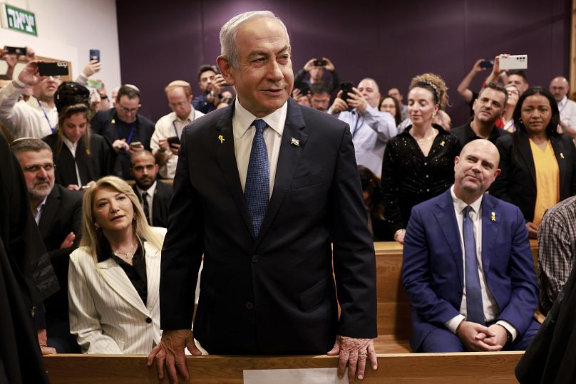 Benjamin Netanyahu arrive pour assister à une audience dans le cadre de son long procès pour corruption présumée, à Tel Aviv, en Israël, le mardi 10 décembre 2024.